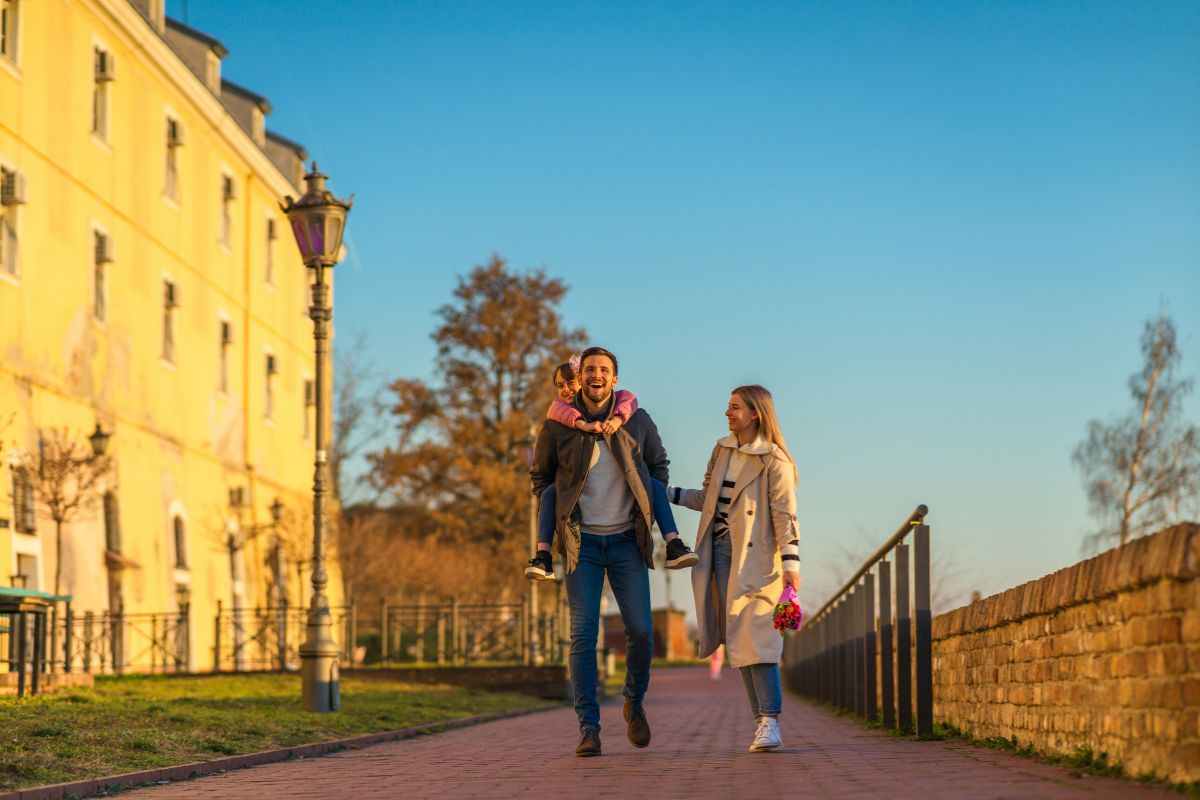 famiglia passeggia