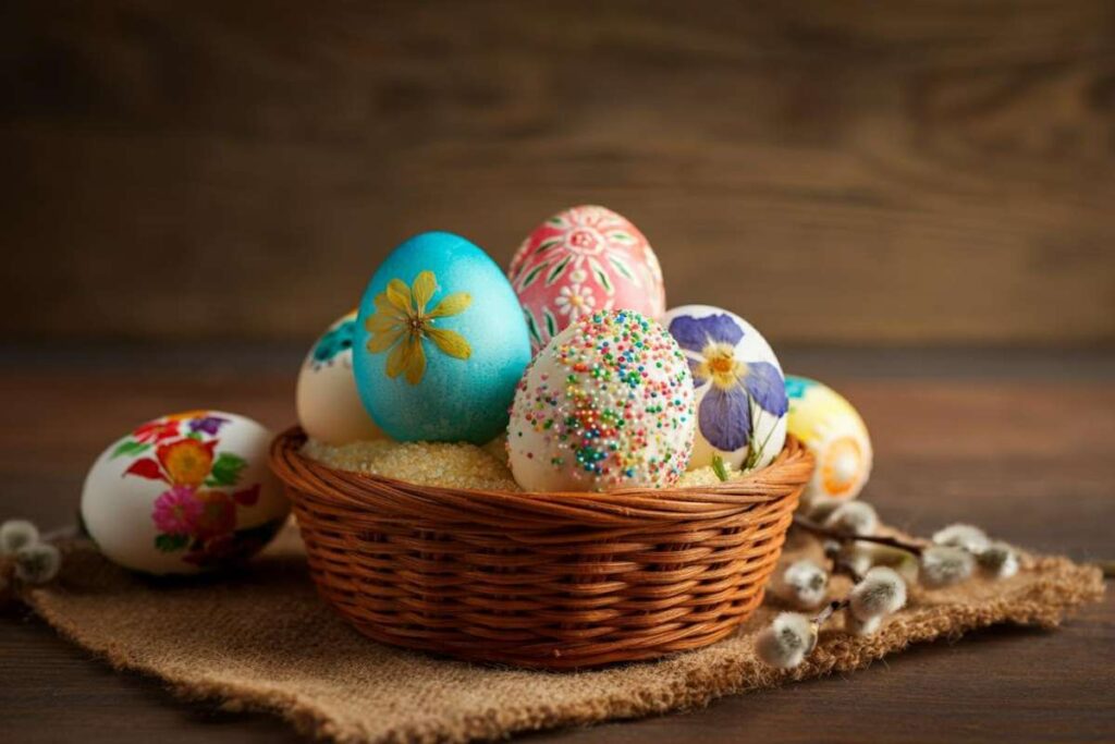 Decorare le uova di Pasqua: 4 tecniche fai da te per risultati sorprendenti