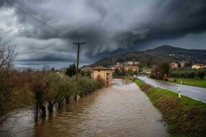 Maltempo in Toscana ed Emilia Romagna: allerta rossa e evacuazioni a Bologna per rischio esondazione dell'Arno